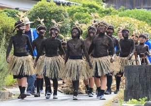 【動画、写真グラフ】福岡・筑後市で「久富観音堂盆綱曳き」　黒い子鬼が練り歩く