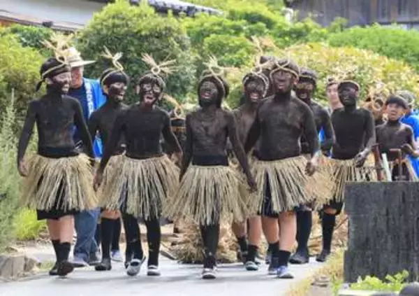 【動画、写真グラフ】福岡・筑後市で「久富観音堂盆綱曳き」　黒い子鬼が練り歩く