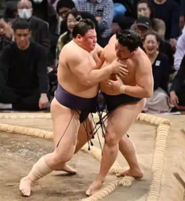 義ノ富士、止まらぬ勢い　豪快な寄り切りで1敗堅持　大相撲九州場所