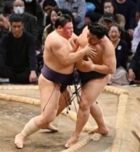義ノ富士、止まらぬ勢い　豪快な寄り切りで1敗堅持　大相撲九州場所