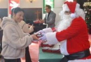 ［長崎県］「なぞのサンタ」留学生を激励　離れた地で頑張っている皆さんへ　鎮西学院大に恒例贈り物　寂しい時期に「うれしかった」