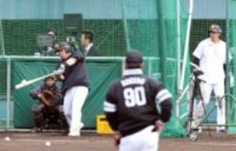 【春季キャンプ】ソフトバンクホークス山川が快音連発　バット振りまくる