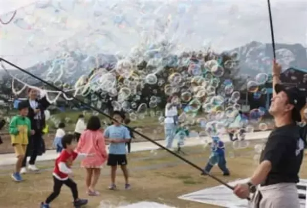 熊本・南阿蘇鉄道の高森駅でシャボン玉ショー　高倉さん「みんな笑顔に」と企画