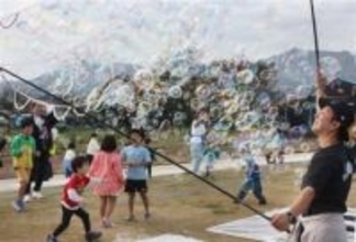 ［熊本県］高森駅でシャボン玉ショー　高倉さん「みんな笑顔に」　南阿蘇鉄道