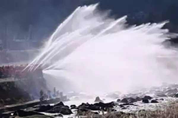 大分の九重町消防団が新年の特別点検　厳しい冷え込みの中、ポンプ車で一斉放水