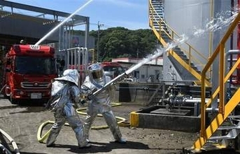 「初動が重要」手順を確認　長崎・佐世保市の民間油槽所で消防訓練
