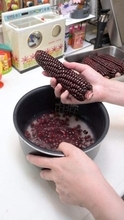「何色になるんだろう」炊飯器に投入された〝紫トウモロコシ〟炊き上がった姿に「食べたら違う味で戸惑いそう」