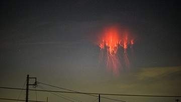 神奈川県の夜の上空に発生した〝赤い光〟⇒専門家撮影の写真に反響続々「大昔に目撃されると神話に書かれるんだろうなぁ」