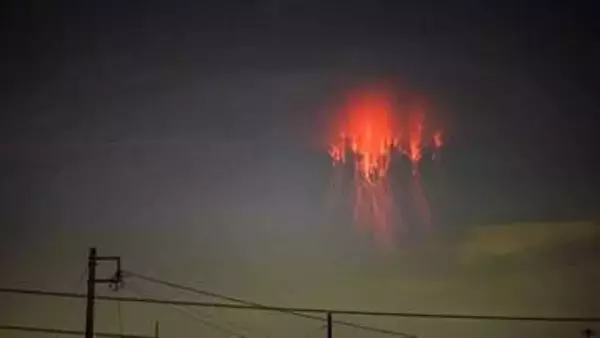 神奈川県の夜の上空に発生した〝赤い光〟⇒専門家撮影の写真に反響続々「大昔に目撃されると神話に書かれるんだろうなぁ」
