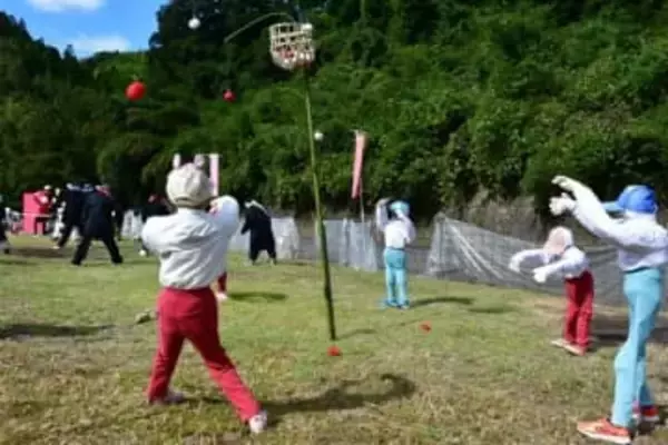 佐賀・神埼市の脊振町倉谷地区　かかしの運動会にぎやかに　16日まで