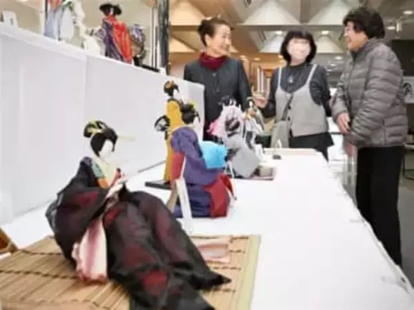 大分・日田市の85歳、和紙人形の作品展　ホテルソシアで3月末まで新作23点