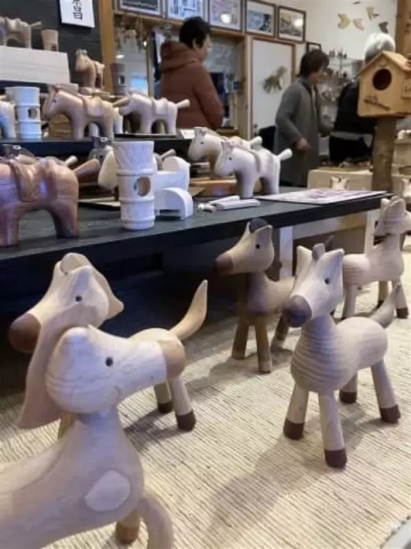 素朴な「午」の木工品150点　福岡・飯塚市の「杜の舟」で展示販売、12日まで
