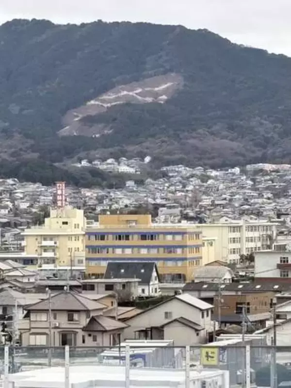 太陽光パネル設置？ 崩落？　福岡市西区の飯盛山　斜面むき出しの正体は