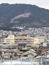 太陽光パネル設置？ 崩落？　福岡市西区の飯盛山　斜面むき出しの正体は