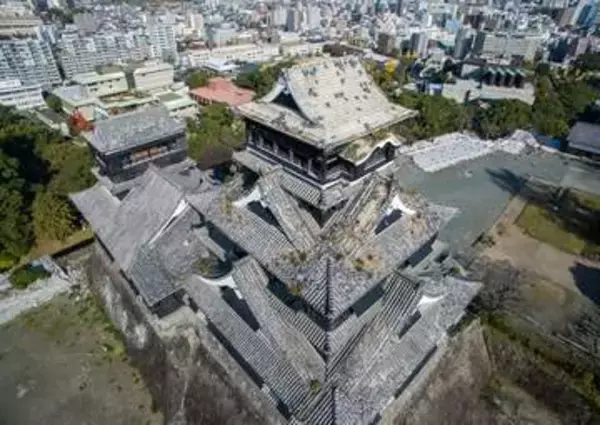 【写真多数】地震後、立ち入り制限下の熊本城　崩れた石垣、落ちた瓦…「記録残さないと」