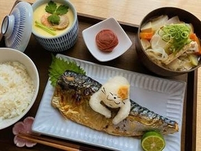 焼き魚の横で…大根おろしを使ったアート作品 ⇒〝想像以上〟再現度の高さに「可愛くて食べるのがもったいない」
