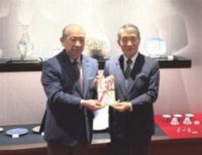 ［佐賀県］日本工芸の発展に佐賀共栄銀が寄付　今右衛門さんに目録