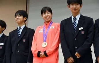 世界陸上競歩で銅、藤井菜々子選手に福岡・那珂川市が市民栄誉賞　母校・那珂川北中で生徒と交流