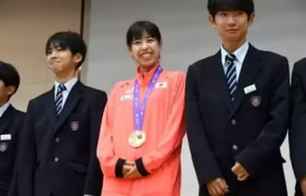 世界陸上競歩で銅、藤井菜々子選手に福岡・那珂川市が市民栄誉賞　母校・那珂川北中で生徒と交流