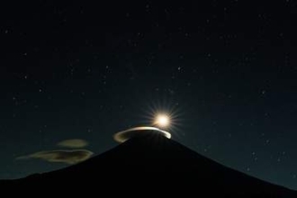 「宇宙船かと思った」午前2時10分、富士山を撮影 ⇒ 山頂を見ると……驚きの様子に「凄い！貴重なお写真」