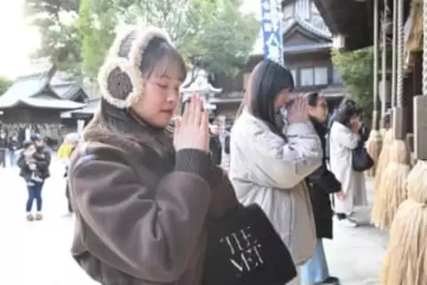 北九州市の八坂神社、初詣客でにぎわう