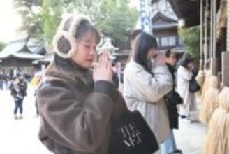 北九州市の八坂神社、初詣客でにぎわう