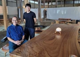 入魂の家具、師弟競演　「旧八女郡役所」で二人展　重厚と繊細、新しさも挑戦