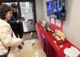 ［佐賀県］磁器製人形や飾りびな　有田雛のやきものまつり開幕