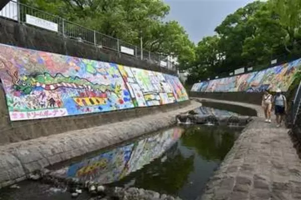 平和願い「キッズゲルニカ」　長崎市の爆心地公園そばに10作品展示