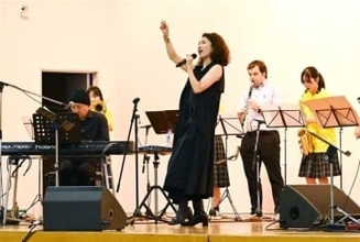 ［長崎県］被爆3世の歌手　歌に思い込め　長崎総合科学大付属高で上奥さんコンサート