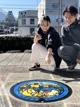 長崎・島原市で「ポケふた」ゲットだぜ！！　島鉄駅前マンホールのふたが人気