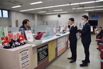 ［大分県］年末控え強盗対策訓練　日田署と市内金融機関　切迫状況下での行動確認