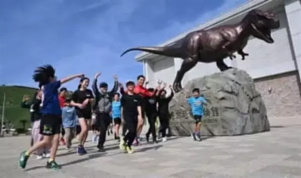 ［長崎県］MGC獲得の井上選手らが指導　親子連れ40人　走り方学ぶ　三菱重工マラソン部、長崎市