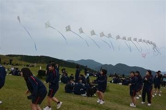 新入生決意の連だこ揚げ　長崎・平戸市の猶興館高の84人が挑戦