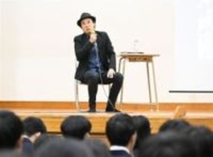 アニメ「ジョゼと虎と魚たち」監督が母校の福岡・早良高で講演