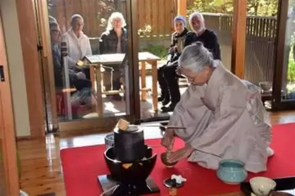 外国ツーリング客に「お点前」披露　元バイク店主の中野さんら大分・日田の自宅開放