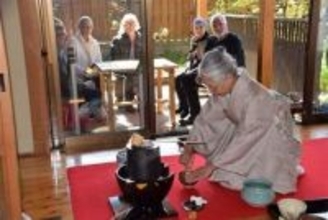 ［大分県］外国ツーリング客に「お点前」　日本文化体験　心通わす　元バイク店主中野さん　日田の自宅開放