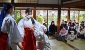 ［長崎県］初詣客　笑顔でお出迎え　諏訪神社、臨時「みこ」の講習会