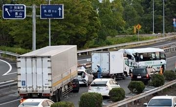 長崎道で多重事故　マイクロバス絡む6台、11人搬送