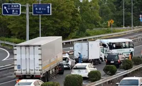 長崎道で6台多重事故　樟南高剣道部員ら10人搬送　スクールバスにトレーラー突っ込む
