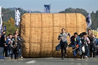 感謝込め大俵ころがし　熊本・玉名市でまつり