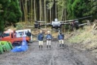 再造林、ドローンで効率化　大分・九重町の国有林で作業実証検討会、急傾斜地にスギ苗木を空中運搬