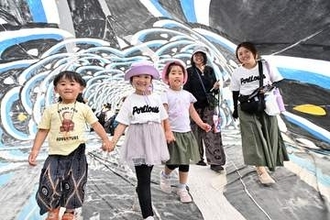 こどもの日、巨大こいのぼりの通り抜け　大分・玖珠町
