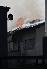【速報】福岡市博多区の2階建て民家で火災　「玄関が燃えている」黒煙も、消防が活動中