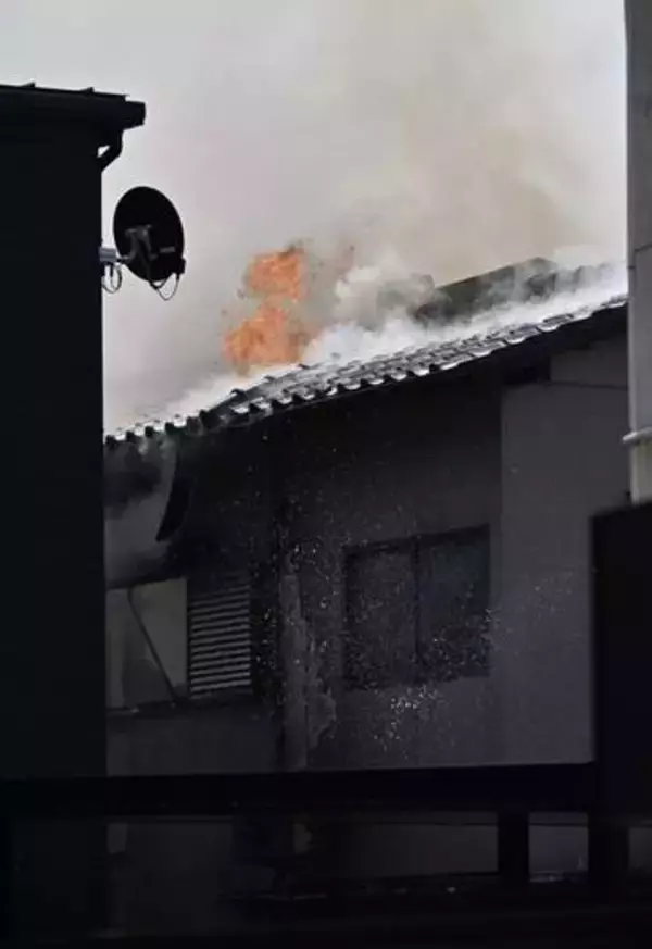 【速報】福岡市博多区の2階建て民家で火災　「玄関が燃えている」黒煙も、消防が活動中