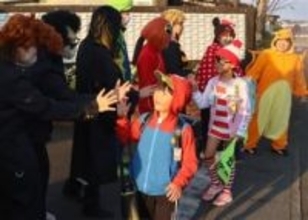 ［熊本県］アニメキャラで登校　湯前小、30日の漫画フェスタ前に　児童ら笑顔のコスプレデー