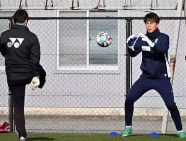 アビスパ福岡に新戦力が合流　190センチFW道脇「チームのために戦う」、GK松山「地元のチームなので光栄」