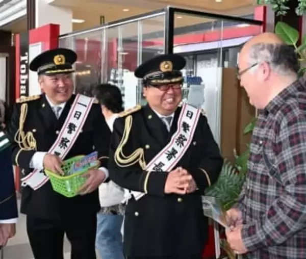 ［佐賀県］佐賀で活動の芸人が鳥栖で一日警察署長　「メガモッツ」