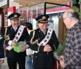 ［佐賀県］佐賀で活動の芸人が鳥栖で一日警察署長　「メガモッツ」