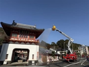 佐賀・武雄温泉楼門で消防訓練　文化財防火デー合わせ130人参加
